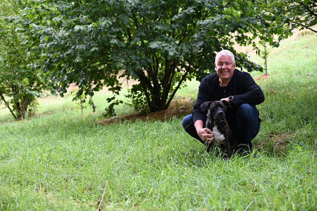 Michael Mörsel mit seinem Trüffelhund Jack