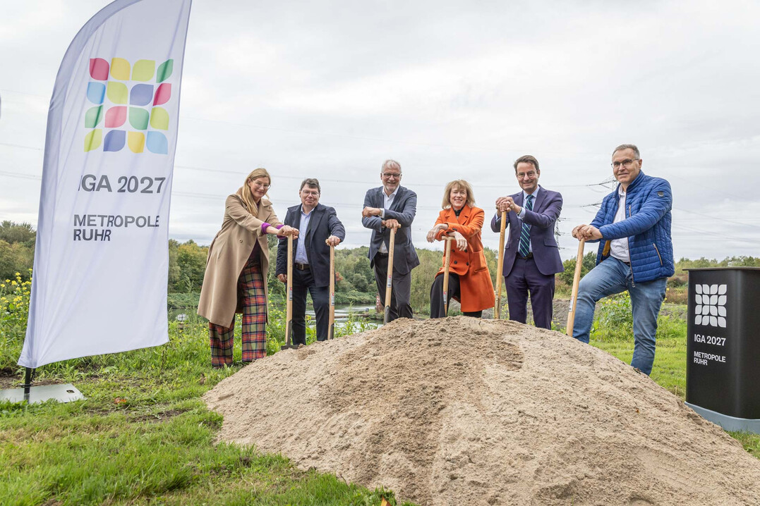 Spatenstich des Wendebeckens  am Rhein-Herne-Kanal im Rahmen der IGA 2027, v.l.n.r.: Nina Frense (Geschftsfhrung IGA Metropole Ruhr 2027 gGmbH), Horst Fischer (Geschftsfhrung IGA Metropole Ruhr 2027 gGmbH), Garrelt Duin (Regionaldirektor RVR), Karin Welge (Oberbrgermeisterin Stadt Gelsenkirchen), Andreas Bothe (Regierungsprsident des Regierungsbezirks Mnster) und Christoph Prinz (IGA-Stabsstellenleiter Stadt Gelsenkirchen)