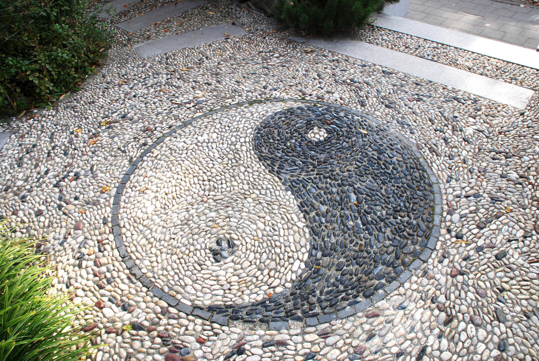 Kieselstein-Ornamente wie dieses Yin-Yang-Symbol haben eine magische Anziehungskraft. Es besteht aus wei�en Marmor- und schwarzen Basaltkieseln