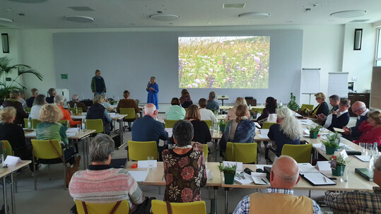 Beim Gp-Seminar in der Bildungsstätte Grünberg, 2024: Anja Birne stellt Birgit Wonneberger für ihren Vortrag über Blumenwiesen vor.