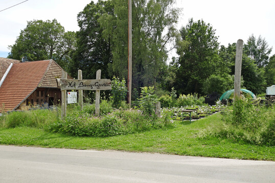 Ein Teil des Betriebsgelndes des Hof Berg-Gartens mit Staudenquartier und Wildblumensumen