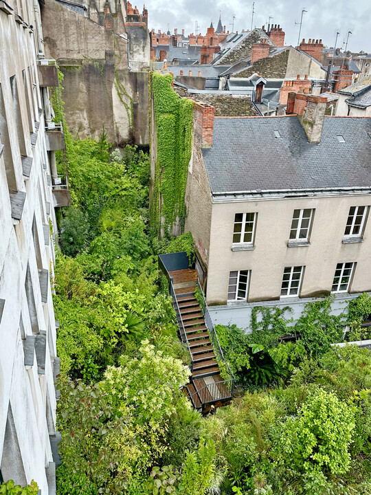 Jungle Intrieure, eingebettet in die dichte Bebauung von Nantes