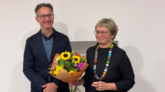 Prof. Dr.-Ing. Bettina Oppermann bernimmt von Prof. Dr. Stefan Schweizer