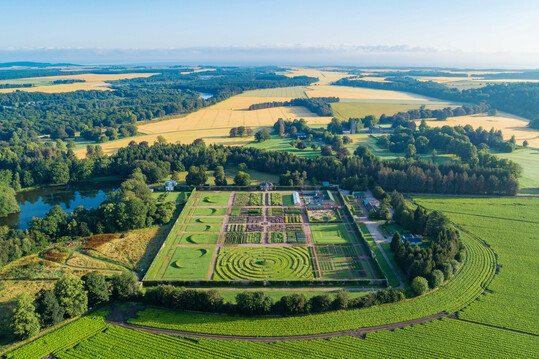 Der Walled Garden von Gordon Castle wird umgeben von einem Landschaftspark mit altem Baumbestand, im Hintergrund das Schloss  eingebettet in die Landschaft im Nordosten Schottlands entlang des Flusses Spey.