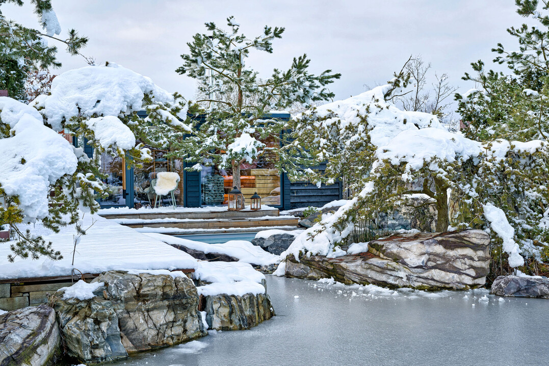 Der Garten mit Sauna und Pool mit angrenzendem Naturteich bietet eine der Landschaft Skandinaviens nachempfundene Kulisse.