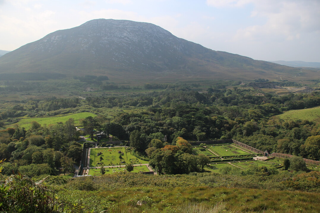 Der Garten der Kylemore Abbey ist in den Ziergarten (links im Bild) und den Nutzgarten (rechts) unterteilt.