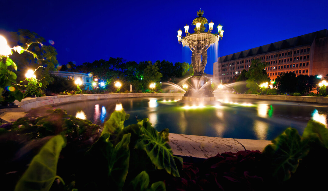 Bartholdi Fountain - illuminierter Springbrunnen im U.S. Botanic Garden