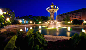 Bartholdi Fountain - illuminierter Springbrunnen im U.S. Botanic Garden