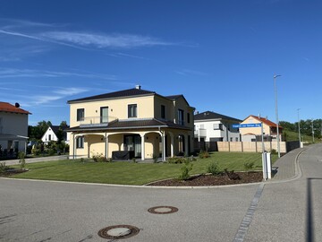 Wer braucht solche Flchen? Wer sitzt gerne auf dem Prsentierteller? Hier wurde die Chance verpasst, auf 1000m einen Garten zu gestalten, der glcklich macht. Stattdessen regiert die Sterilitt.