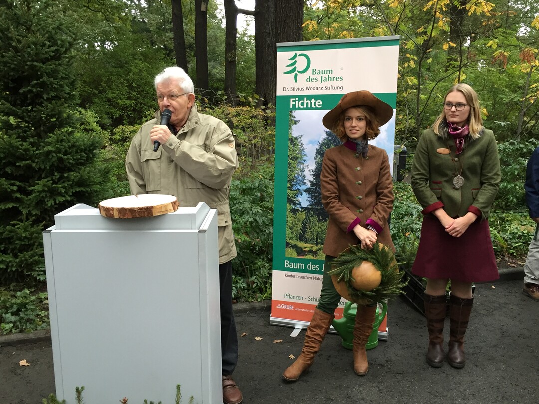 Dr. Silvius Wodarz bei der Ausrufung zum Baum des Jahres im Berliner Zoo. Neben ihm die Deutschen Baumköniginnen 2016 und 2017 Lil Wendeler (Mitte) und Anne Bente Schnoor (re.).