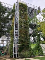 Auf der BUGA in Mannheim hatte BEEOTOPIA den Pavillon vom Verband Garten-, Landschafts- und Sportplatzbau Baden-Württemberg e.V. (VGL) mit sechs verschiedenen Elementen bestückt, um die Vielfalt von Fassadenbegrünungen zu demonstrieren.