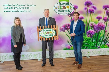 Landesrat Martin Eichtinger, Prokuristin Sandra Pfister und Geschftsfhrer Matthias Wobornik mit Blick ber den Gartenzaun auf ein erfolgreiches Gartenjahr.