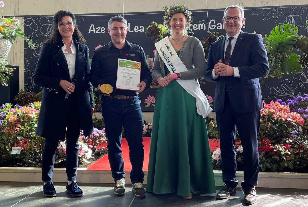 Freut sich ber die Groe Goldmedaille der Deutschen Bundesgartenschau-Gesellschaft (DBG): Marco Seidl vom Unternehmen Japantrume aus Wllstadt (2. von links). Er erhielt den Preis von ZVG-Prsident Jrgen Mertz (rechts), Hallenschaukuratorin Gabriele Haufe (links) und der Deutschen Blumenfee Regina Haindl.