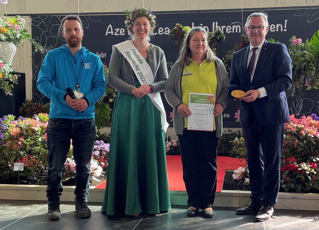 Angelika Nielsen (2. von rechts) nahm fr ihr Unternehmen Soltauer Baumschulen A. & C. Nielsen die Groe Goldmedaille der Deutschen Bundesgartenschau Gesellschaft (DBG) entgegen von ZVG-Prsident Jrgen Mertz (rechts), der Deutschen Blumenfee Regina Haindl und BUGA-Mitarbeiter Max Daus.