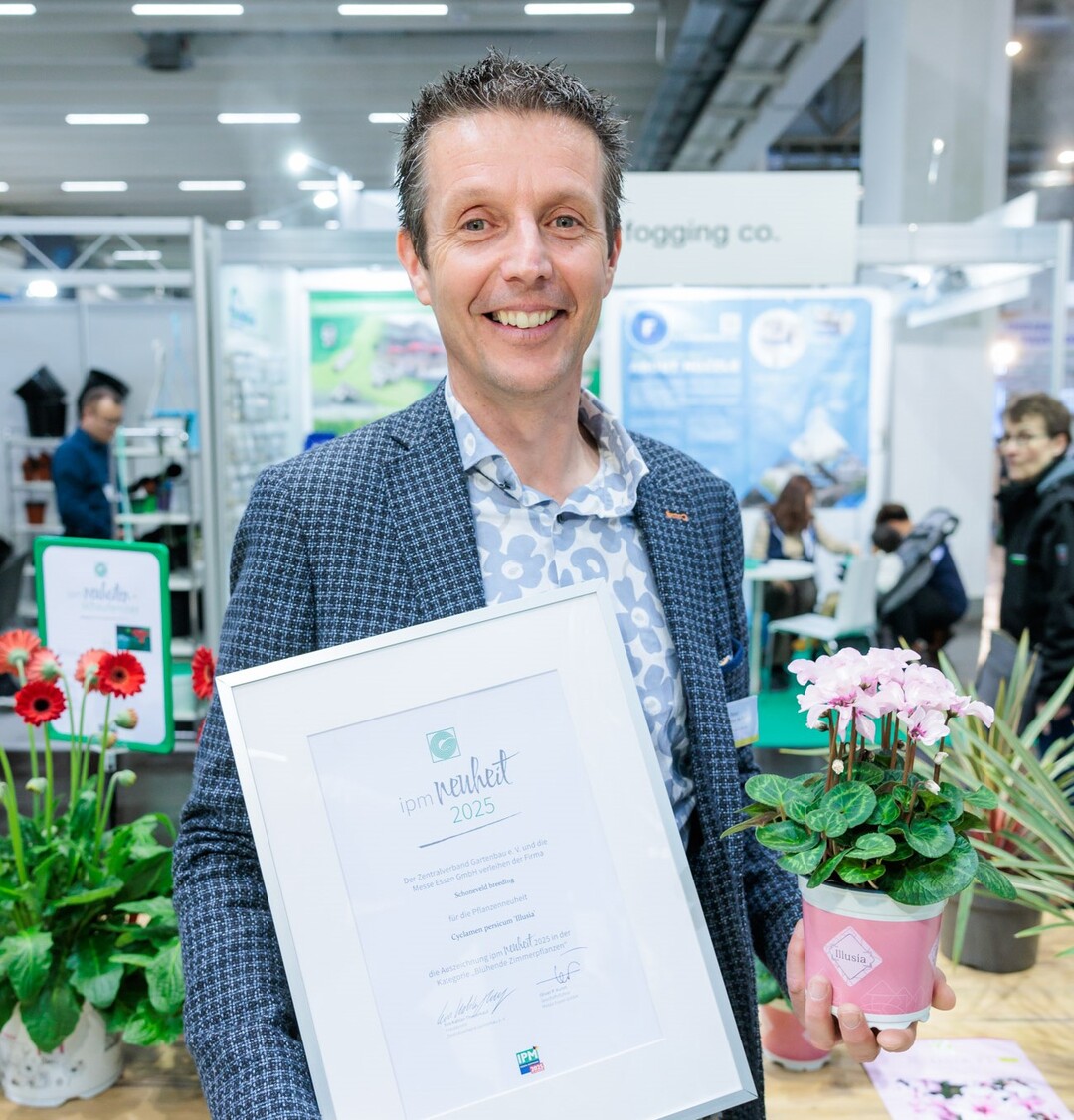 In der Kategorie Blhende Zimmerpflanzen erhlt die Cyclamen persicum Illusia der Firma Schoneveld breeding aus Wilp in den Niederlanden den Titel IPM Neuheit 2025.