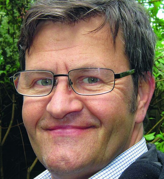   Nach dem Studium und
Ttigkeiten fr die
Deutsche Saatveredelung
und den Deutschen Golf
Verband ist er unabhngiger Berater fr Pflege und
Pflanzenschutz von Rasenanlagen sowie
Honorarprofessor an der Hochschule
Geisenheim University. Bocksch ist Vorstandsmitglied der Deutschen Rasengesellschaft und
Verbandsreferent des Deutschen Rollrasen
Verbands. info@rasenzeit.de    