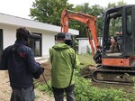 Filmaufnahmen für das Format „Die 
Gartenretter“ des ZDF-Magazins drehscheibe. Mit umfangreichen Bodenarbeiten 
startete die Firma Die Königsgütler die Aktivitäten auf der Baustelle.