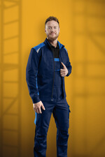 Liefert bei Optik und Performance richtig gut ab – die neue DBL Forward exklusiv im DBL Mietservice. Moderne Workwear, die Profis in Handwerk und Industrie überzeugt.