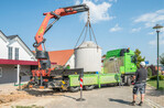 Mit Spezialkranfahrzeugen werden die Betonzisternen für die Regenwasserspeicherung angeliefert.