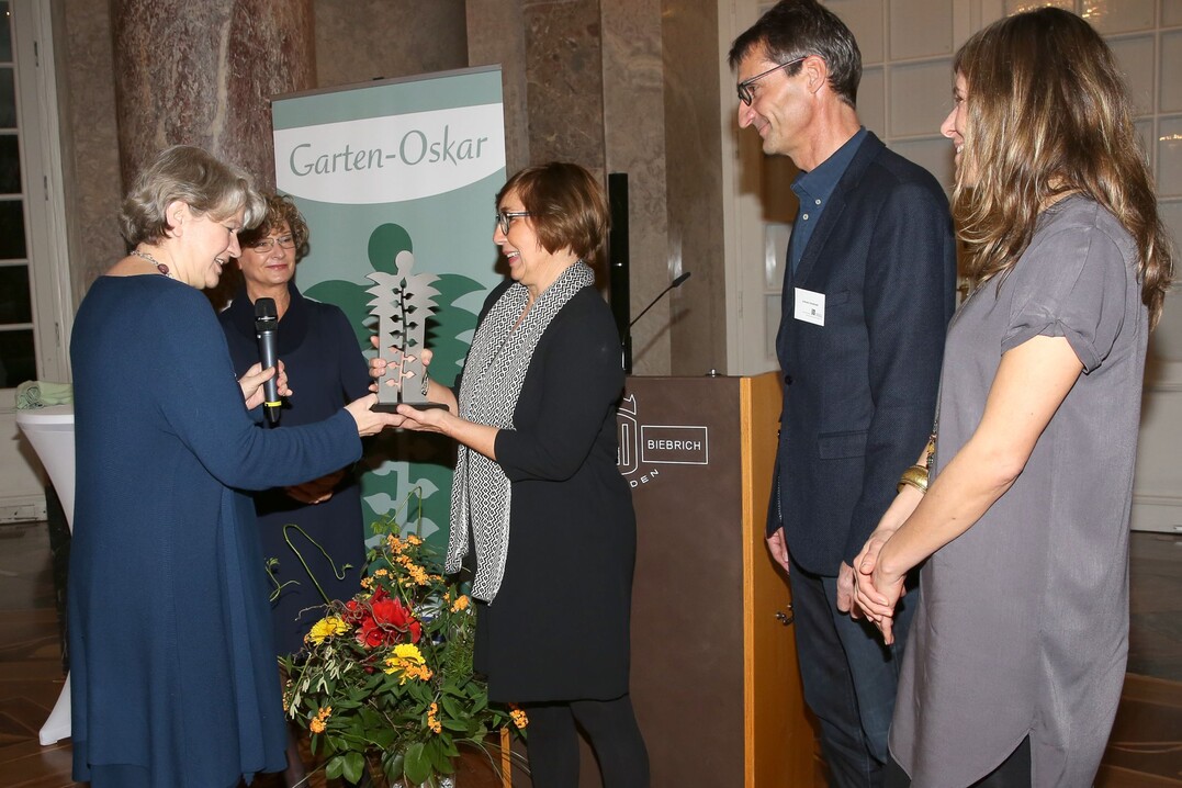 <font size="2" face="arial,helvetica,sans-serif" color="black"><span style="font-size:10pt;">Dr. Beatrix Tappeser berreicht den Garten-Oskar 2017 an Scholtissek Landschaftsarchitekten.</span></font>