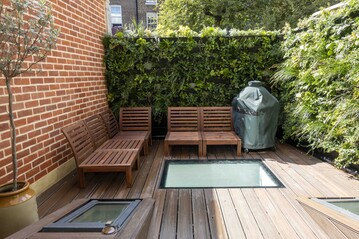  Mit der PlantBox bekommt nicht nur ein Hinterhof rasch mehr Aufenthaltsqualitt; mit dem modularen System lassen sich berall Gestaltungsideen jeder Grenordnung umsetzen. 
