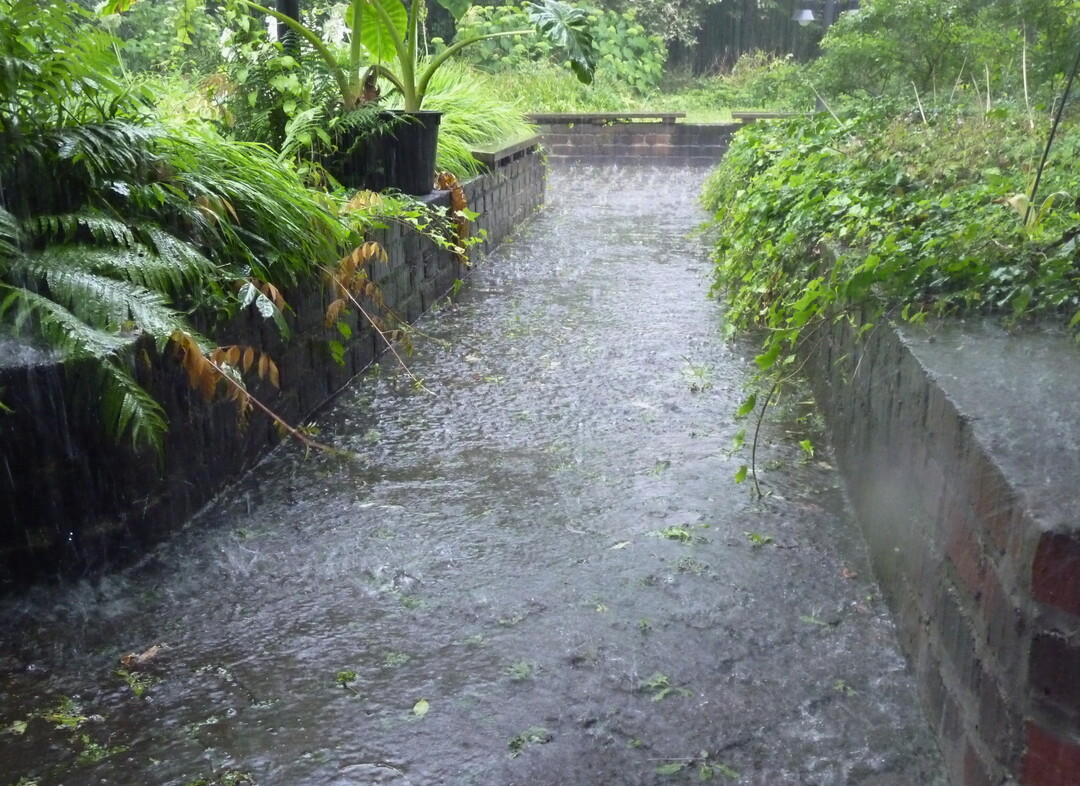 Stark versiegelte Flchen werden bei Starkregen zum Problem, wenn das Wasser nur in die Kanalisation abflieen kann, was hufig zu berschwemmungen fhrt.