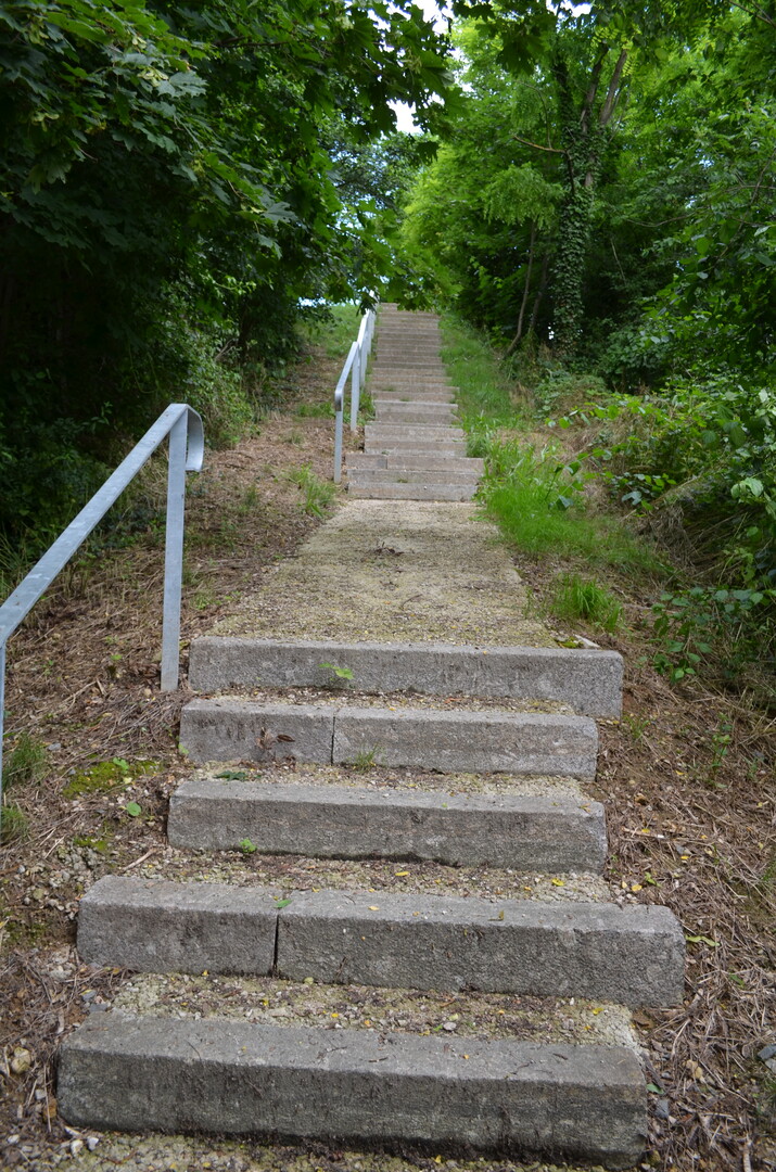 Steile Treppen erschlieen das Hanggelnde.