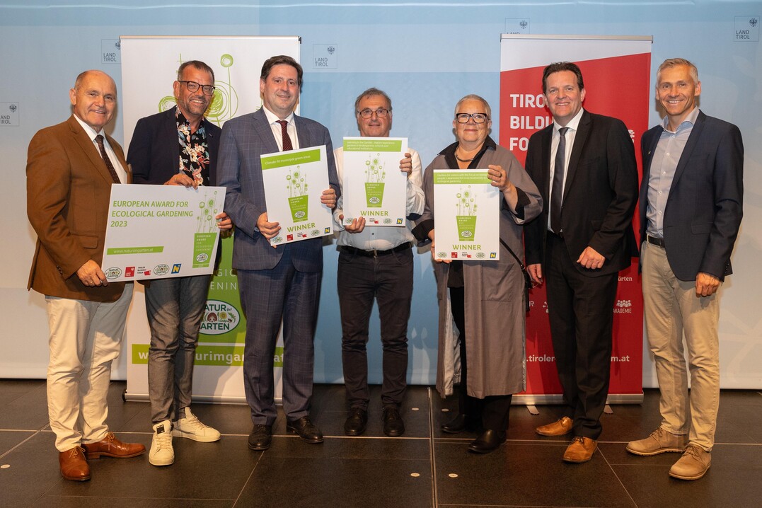 Präsident Wolfgang Sobotka („Natur im Garten“ International), Biogärtner Karl Ploberger (Vorsitzender der internationalen Fachjury), Bgm. Stefan Szirucsek (Sieger Kategorie 1, Baden), Johann Vanhouwaert (Sieger Kategorie 2, Kortrijk), Christa Ringkamp (Sieger Kategorie 3, Berlin), Naturschutzlandesrat René Zumtobel und Michael Hofstätter (Land NÖ) gratulieren und freuen sich über die europäischen Auszeichnungen gärtnerischer Leistungen.