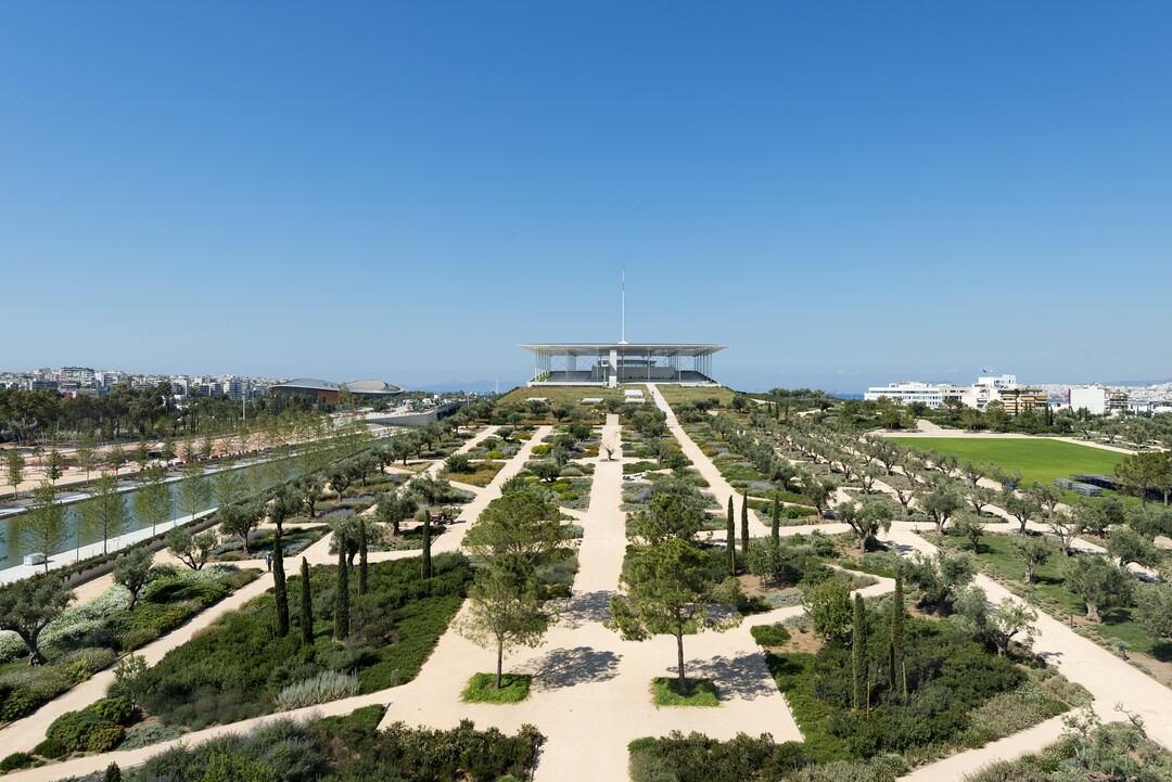 Der 25.000m² große Dachgarten des SNFCC Stavros Niarchos Foundation Kulturzentrum in Athen wurde zum Gründach des Jahres 2018 gewählt.