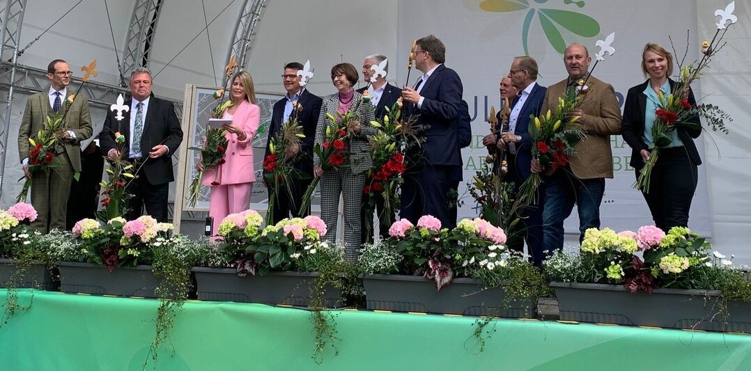 Von rechts: FGL-Geschäftsführerin Carolin Leist und Präsident Karsten Hain, Bürgermeister Dag Wehner, LGS-Geschäftsführer Marcus Schlag, Oberbürgermeister Dr. Heiko Wingenfeld, Landrat Bernd Woide, Umweltministerin Priska Hinz, Ministerpräsident Boris Rhein, Moderatorin Valerie Niehaus, LGS-Geschäftsführer Ulrich Schmitt, Stadtbaurat Daniel Schreiner