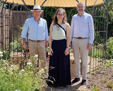 Lucie Pckler Preis an Carla Sofia Santelmann (Mitte; Robert von Skind/links, Dr. Folko Kullmann/rechts)