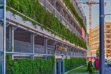 Die Fassadenbegrnung an dem Parkhaus in Kln-Mlheim im Quartier I/D Cologne