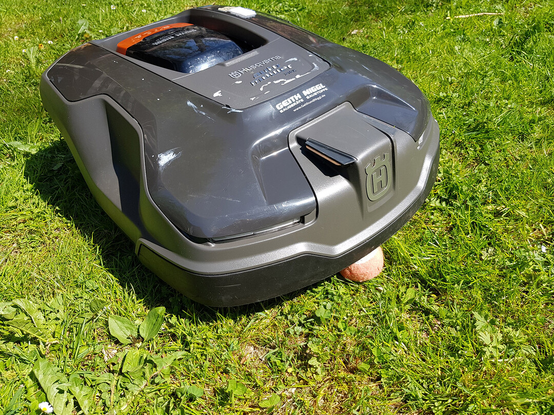 Der Testsieger: Testsieger Husqvarna AUTOMOWER 315X - vor Hindernissen wie einem Test-Tennisball stoppt der Mäher, statt es zu überfahren.