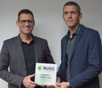 GG-Präsident Dr. Gunter Mann (links) überreicht Fabian Meier, dem Geschäftsführer der Skygardens AG, die Siegerplakette zur „BuGG-Fassadenbegrünung des Jahres 2022“.