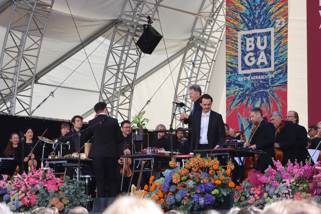 Die Eröffnungsfeier der BUGA Mannheim 2023 stand im Zeichen der internationalen Städtepartnerschaft und wurde daher vom Haifa Symphony Orchestra musikalisch begleitet. Unter dem Titel „RHIZOM“ entstand ein elektronisch-symphonisches Werk, in Kooperation zwischen dem Orchester aus Mannheims Partnerstadt und den beiden Musikern Ziggy Has Ardeur und Konstantin Gropper (Get Well Soon), das anlässlich der BUGA 23-Eröffnung uraufgeführt wurde.