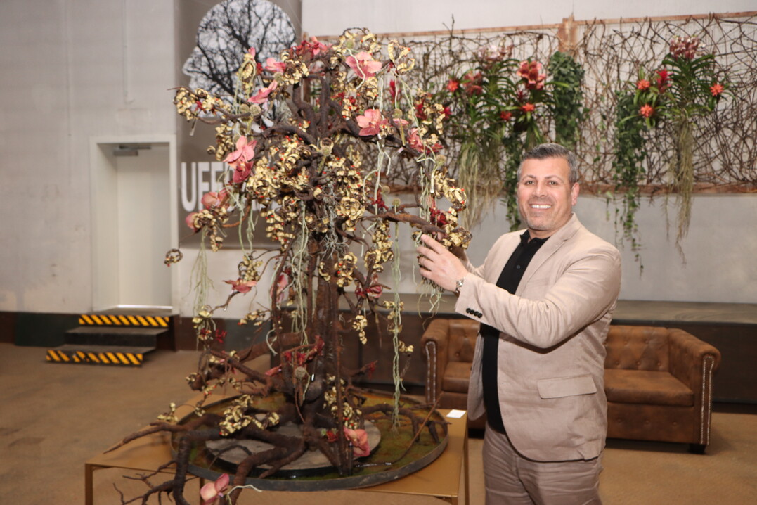 Mehmet Yilmaz hat die 2. Hallenschau gestaltet. Der Florist und Designer aus Bad Neuenahr erhielt für sein Werkstück
„Verwurzelt in Mannheim“ die Große Goldmedaille der Deutschen
Bundesgartenschau-Gesellschaft (DBG).