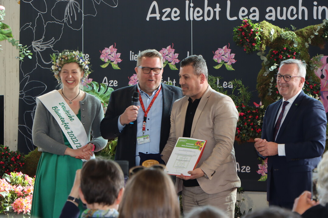 Freut sich über die Große Goldmedaille der Deutschen Bundesgartenschau-Gesellschaft
(DBG): Hallengestalter Mehmet Yilmaz (2. von rechts) er erhielt den Preis von
ZVG-Präsident Jürgen Mertz (rechts), Rüdiger Eckhardt von der DBG und der Deutschen
Blumenfee Regina Haindl.