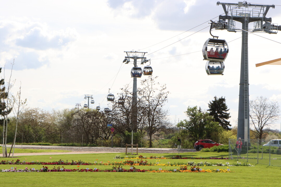 Während der Fahrt überwindet die Seilbahn eine Strecke von zwei Kilometern. Die Fahrt dauert sieben bis acht Minuten.