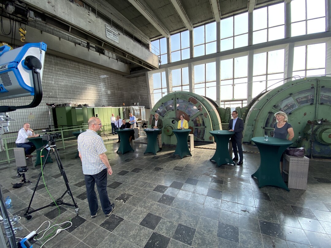 Mit professioneller Regie wurden die Teilnehmerinnen und Teilnehmer auf die live übertragene Podiumsdiskussion vorbereitet.