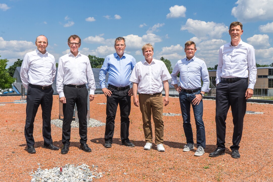 Die Vertreter der an der Presseveranstaltung beteiligten Unternehmen, v.l.n.r.: Markus Bll und Martin Lienhard (beide Mall GmbH), Dieter Schenk (ZinCo GmbH), Alexander Schmid (Architekt), Andreas Leissler (Kronimus AG) und Christoph Schulze Wischeler (Mall GmbH).
