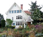 Das ehemalige Wohnhaus von Karl Foerster in Bornim mit Blick auf den herbstlichen Senkgarten.