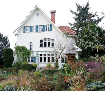 Das ehemalige Wohnhaus von Karl Foerster in Bornim mit Blick auf den herbstlichen Senkgarten. 