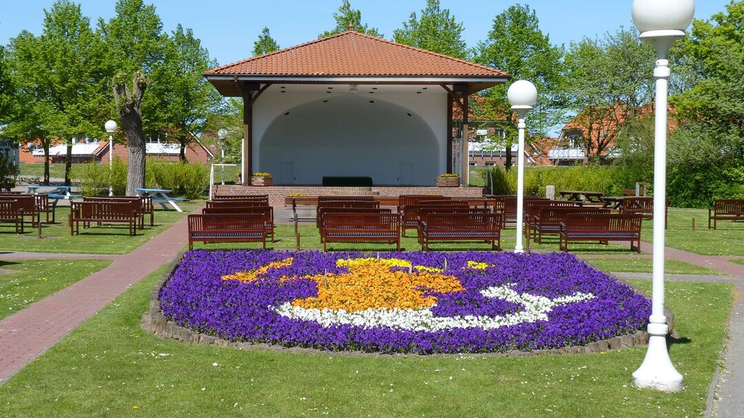 Kurpark mit Konzertmuschel in Horumersiel.
