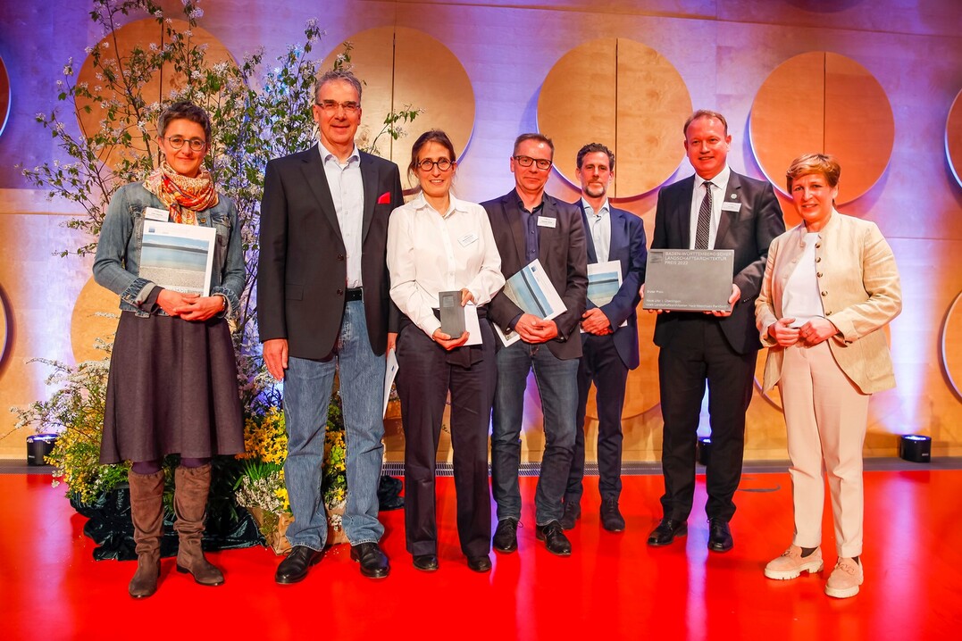 Unser Bild zeigt von links: Die beiden Geschäftsführer der Landesgartenschau Überlingen 2020, Edith Heppeler und Roland Leitner, Marianne Mommsen, Alexander Mezger und Lars Reineke von relais Landschaftsarchitekten, Überlingens Oberbürgermeister Jan Zeitler und Ministerin Nicole Razavi MdL, Ministerium für Landesentwicklung und Wohnen Baden-Württemberg.