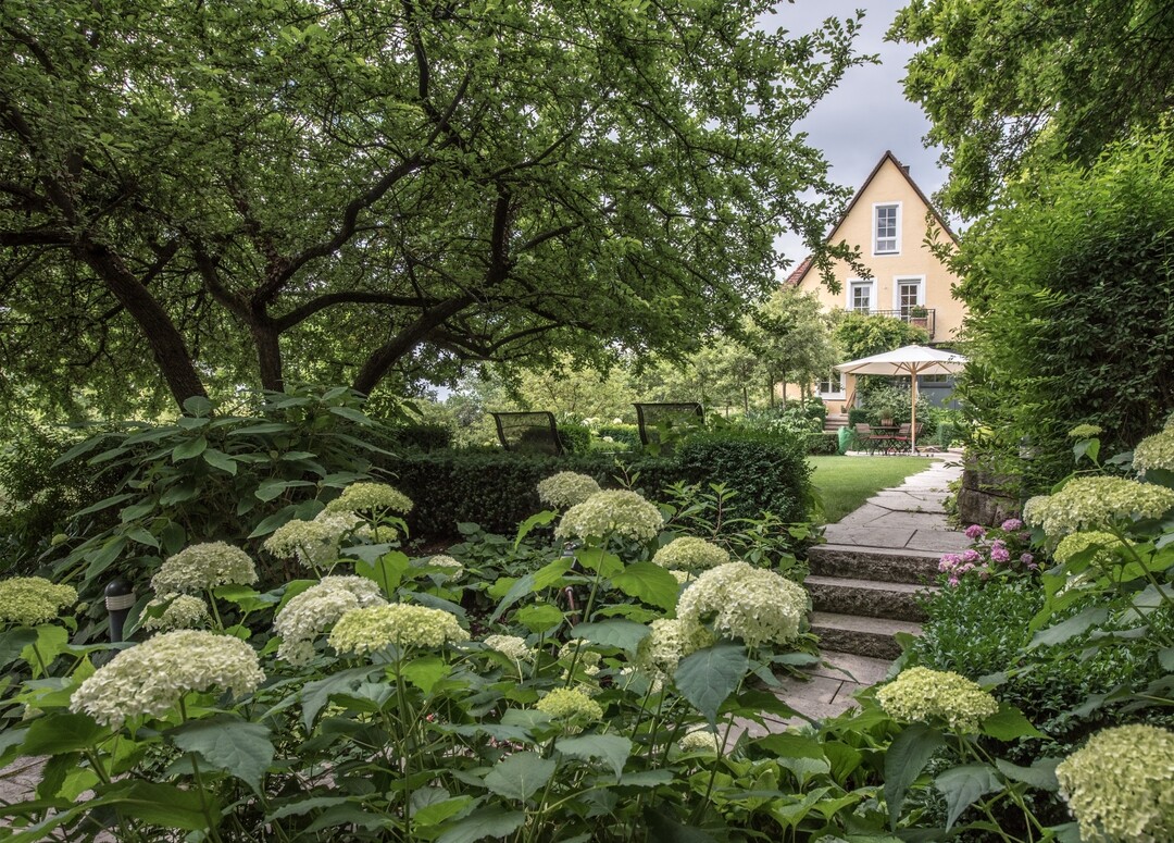 Der Garten des Jahres wird in der neuen Ulmer-Gartenplanungszeitschrift GRTEN, die demnchst erscheint, vorgestellt.