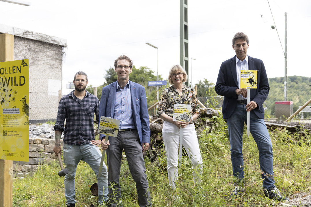 Reisende werden durch auffallende Beschilderung über Lebensräume informiert: v.l.n.r. Mario Schuldes, Grüntec, Nikolaus Hebding, Deutsche Bahn, Eva Stengel Initiatorin der Mini-Wildnis und Matthias Klopfer, Oberbürgermeister der Stadt Schorndorf.