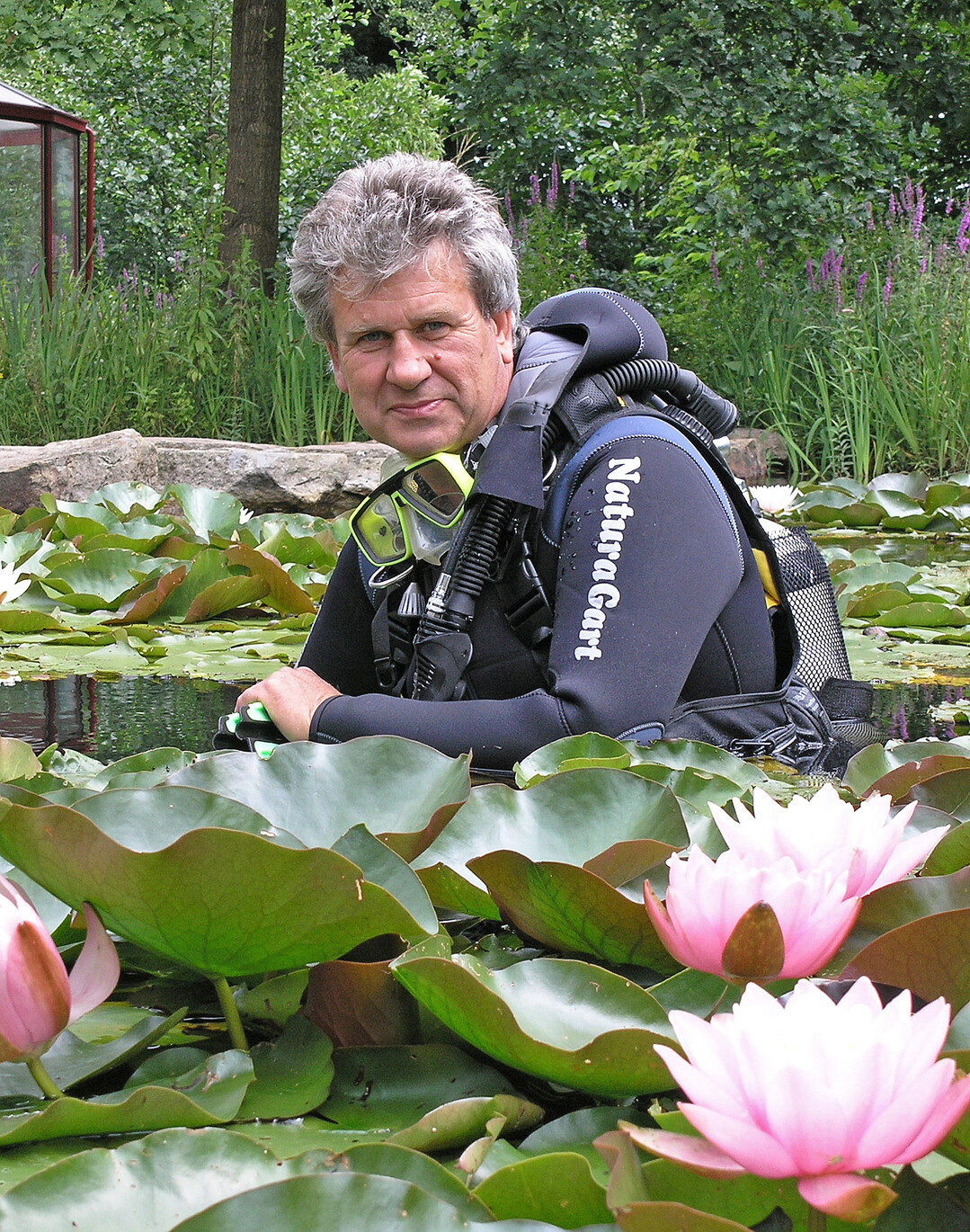 Der Firmengrnder Norbert Jorek in einem Seerosenteich.