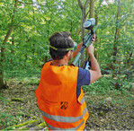 Mit Hilfe von Paintball-Markierern kann das Pheromon gezielt in die Eichenkronen gebracht werden.