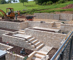 Terrassierte Natursteinmauern samt Treppen überwinden hier die Steigung zum darüber liegenden Gartenteil