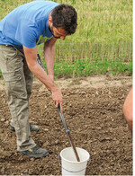 Die Entnahme der Bodenprobe funktioniert am besten mit einem Bohrstock. Die Kosten für eine Standardanalyse liegen je nach Labor bei etwa 25 bis 35 €.